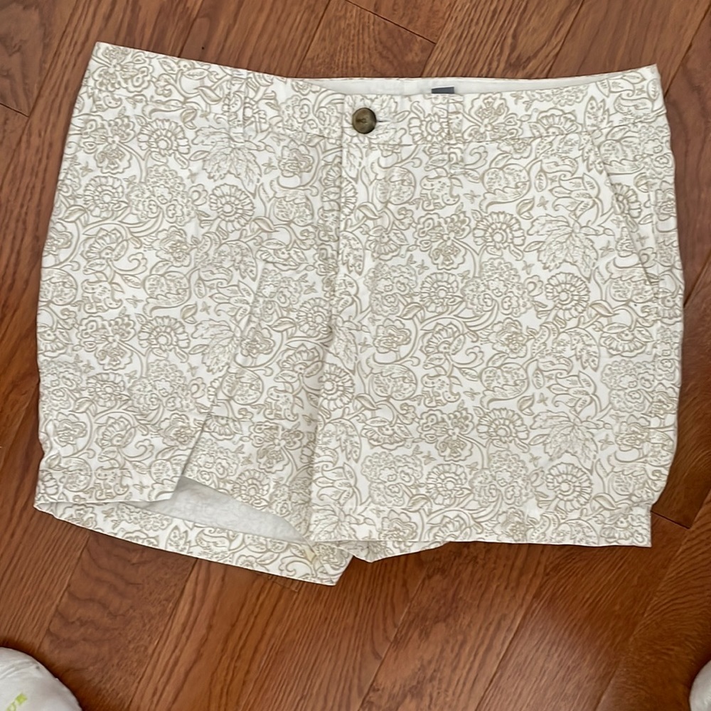 Old Navy shorts.  Worn once.  Size 4